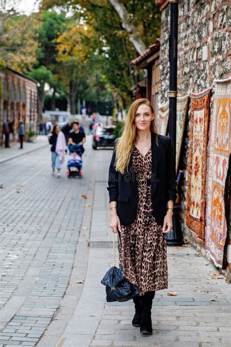 Mujer Viaja Por Las Calles De Estambul Cerca De Hagia Sophia Famosa