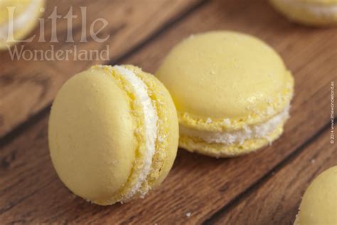 Macarons de piña colada Pineapple and coconut macarons Flickr