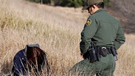 Es inconstitucional que Policía de Texas arreste a migrantes en la