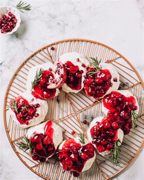 Christmas Pavlova Wreath - Foodess