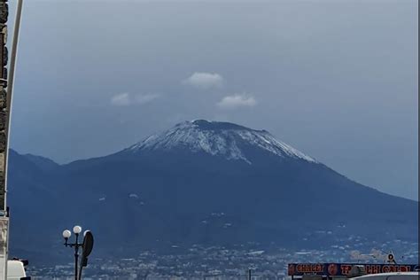 Neve a Napoli oggi il Vesuvio è imbiancato