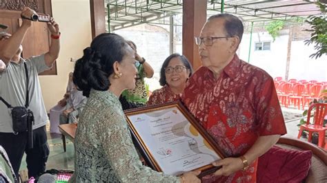 Enam Seniman Dedikatif Berbasis Tradisi Dianugerahi Swargaloka Award