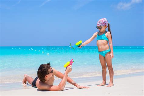 Pai Feliz E Sua Filha Pequena Adorável Na Praia Tropical Que Tem O