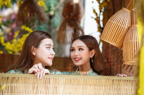 Diện đồ o ép vòng 1 hot girl lai Tây khiến người xem muốn ná thở