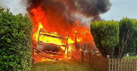 Zwischen Kalkar Und Xanten Wohnwagen Auf Campingplatz In Flammen