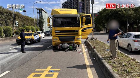 疑「鬼切」左轉遭砂石車撞上 騎士頭噴血、雙腳骨折送醫 翻攝畫面 ─影片 Dailymotion