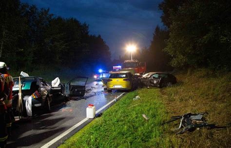 J Hriger Stirbt Bei Unfall Mit Mehreren Autos Auf Der B Bei