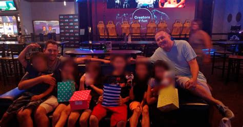 Pareja gay adopta a seis hermanos que vivían en distintos albergues facebook atmp Mundo