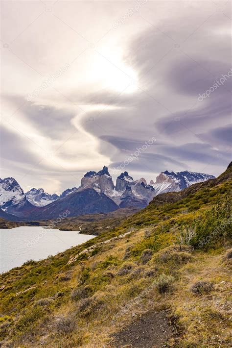 Imagen erguida de las montañas en el macizo de las Torres del Paine con