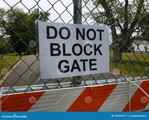 No Bloquear La Señal De La Puerta De Entrada En La Cerca De La Cadena