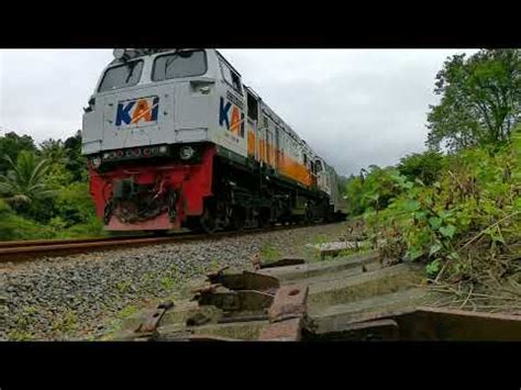 Kereta Api Baturaden Express Melintas Di Tiber Cirahong Youtube