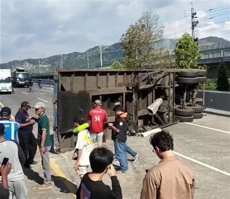 Kecelakaan Truk Kontainer Bikin Macet Panjang Di Tol Cipularang Arah