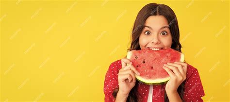 Niño Hambriento Con Fruta Comida Saludable Para Niños Fructosa