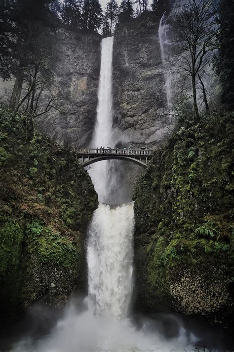 Cascadas en la montaña Fondo de pantalla de teléfono HD SmartResize