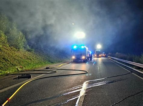 Holzauflieger Wegen Technischen Defekts In Brand Geraten