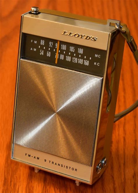 Vintage Lloyds Transistor Radio Model 8r35 Am Fm Bands 9