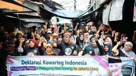 Bagikan Paket Makanan Kowarteg Bareng Pedagang Pasar Jakarta Utara