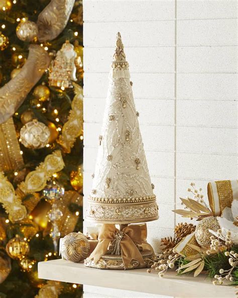 How To Decorate An Elegant White And Gold Christmas Tree Like A Pro Gold Christmas Tree