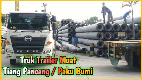 Proses Muat Tiang Pancang Paku Bumi Ke Truk Trailer Truk Trailer