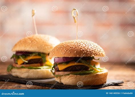 Hamburger Com Alface Queijo Cheddar Cebolas Tomate Foto De Stock