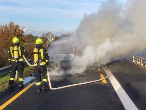 Feuerwehr löscht brennendes Auto auf der Autobahn bei Lohne Dinklage