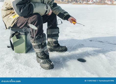 A Pesca Do Inverno Vara De Pesca Est No Furo Que Espera Os Peixes