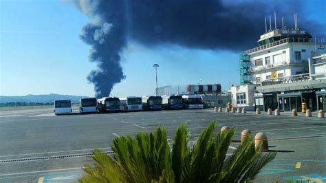 Roma Incendio A Ciampino Fumo Sull Appia Aeroporto Di Ciampino In Tilt