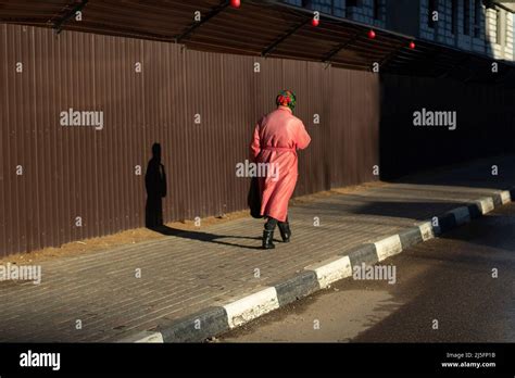 Une Grand Mère Russe Descend La Rue Une Vieille Femme En Russie