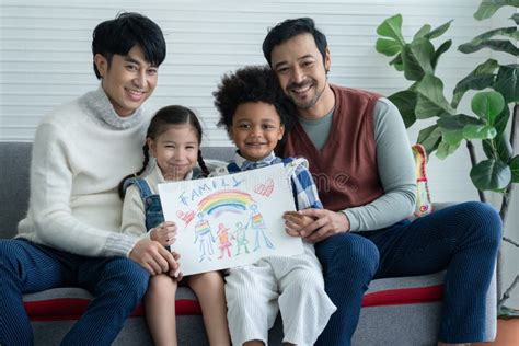 Feliz Pareja Gay Asiática Joven Lgbtq Con Un Niño Caucásico Y Africano Adoptado Lindo Sonriendo