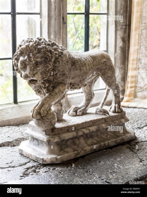 Statue Di Leone Di Marmo Immagini E Fotografie Stock Ad Alta