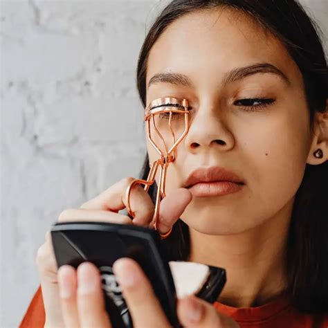 Eyelash Curler: How to Use it for Perfectly Curled Lashes