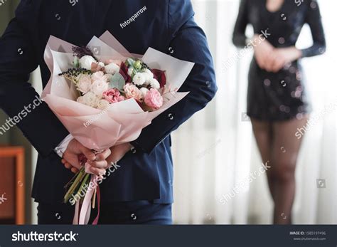 85 080 Imágenes De Man Holding Bouquet Flowers Imágenes Fotos Y Vectores De Stock Shutterstock