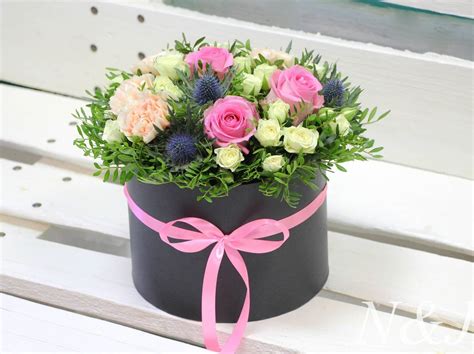 Красивые композиции из цветов в коробках - 81 фото