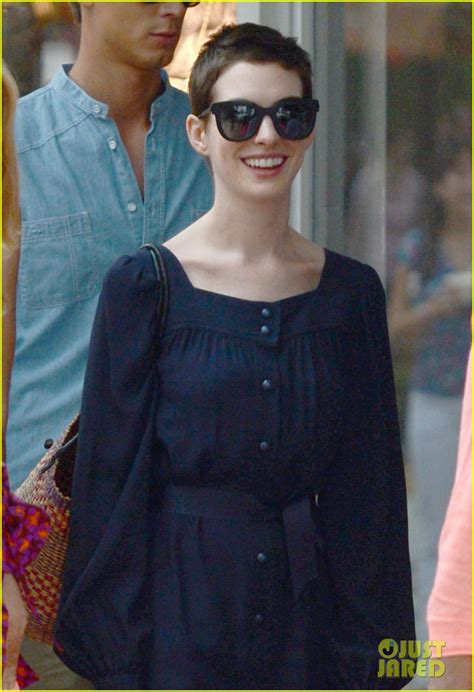 Anne Hathaway S Poolside Bikini Bod Photo Anne Hathaway Photos Just Jared
