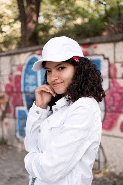 Ragazza Del Colpo Medio Che Posa Con Il Cappello Foto Gratis