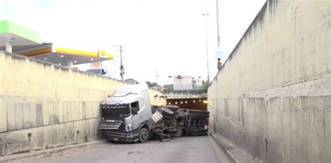 Camión de gran porte volcó en túnel de Semidei y provocó el bloqueo de