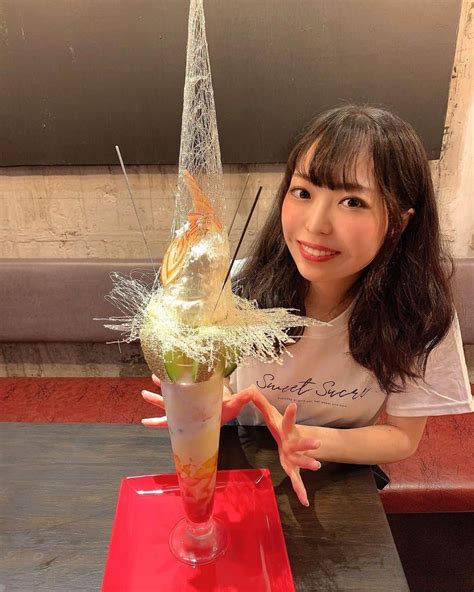 白井佑奈さんのインスタグラム写真 白井佑奈instagram「 やきにく伝次とgyoran 👑新感覚な焼肉屋さんで634cmのパフェ👑 925にグランド