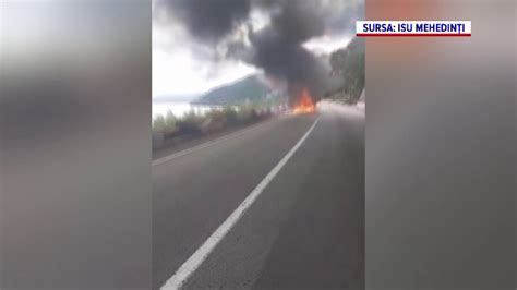 Un TIR încărcat cu lemne a luat foc pe DN6 Șoferul a reușit să se