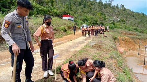 Hijaukan Wisata Alam Salib Kasih Siatas Barita Polres Taput Turut