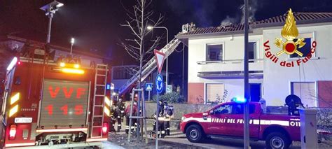 Tetto In Fiamme A Udine La Notte Di Natale Due Anziani In Ospedale