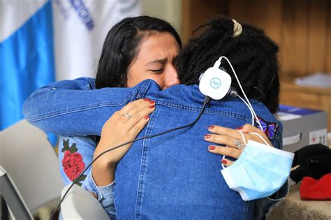 Adolescente De A Os Escucha Por Primera Vez A Su Abuela Y Hermanos