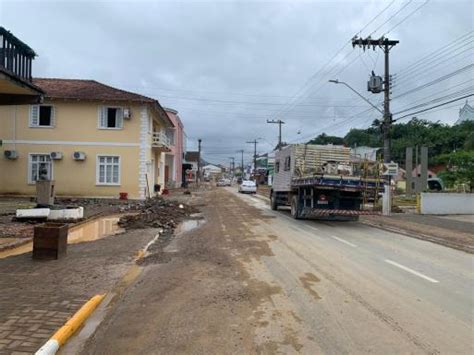 Prefeitura De Rodeio Bloqueia Entrada De Caminh Es E Ve Culos De