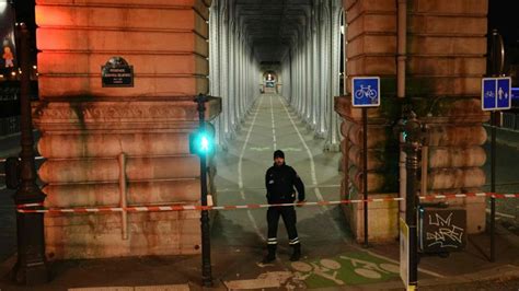 Attaque Au Couteau à Paris Trois Personnes De Lentourage Du Suspect