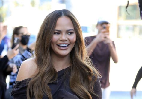 Ashley Graham Reminisces On Twins Pregnancy With Nude Bump Photos Trendradars