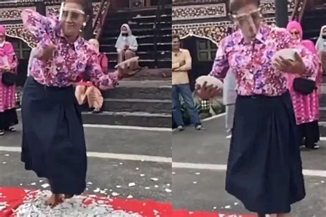 Salut Susi Pudjiastuti Menari Di Atas Pecahan Piring Tanpa Alas Kaki