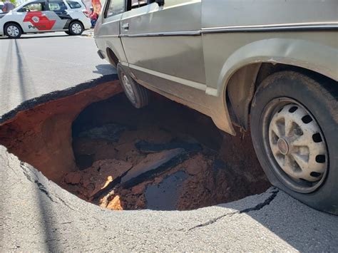 Asfalto Cede E Carro Quase Engolido Por Cratera No Centro De