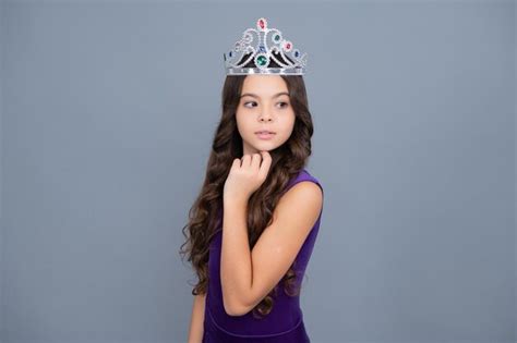 Belleza Jovencita Reina Usar Corona Ni O En Diadema De Princesa Chica