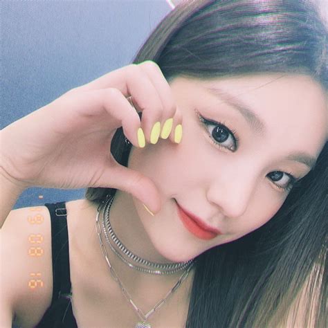 Yeji Pics On Twitter Instagram Update ♡ Rapper Programa Musical Pearl Earrings Necklace