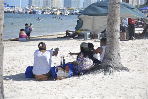 Familias Se Refrescan Del Intenso Calor En Playa Del Ni O Quadratin