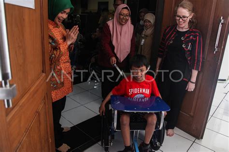 Bantuan Kursi Roda Adaptif Bagi Anak Penyandang Disabilitas ANTARA Foto